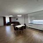 Eden House 아파트